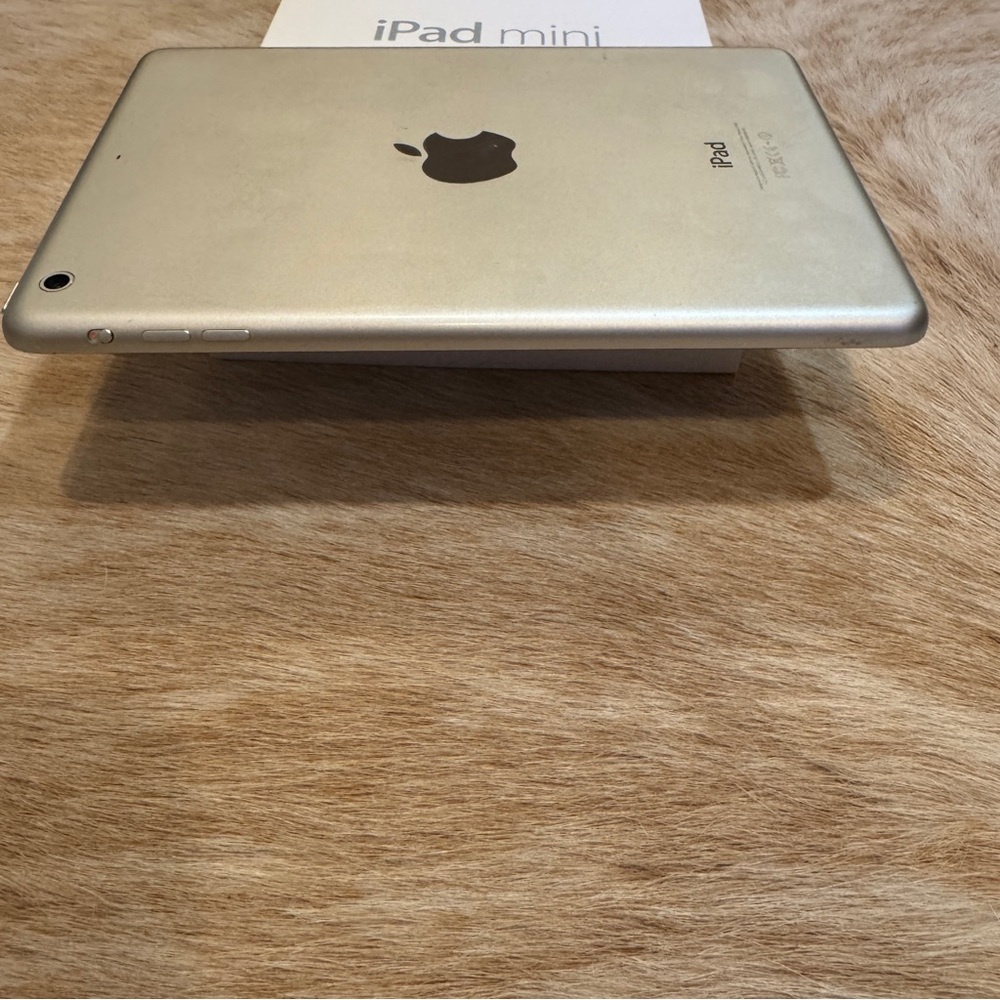 Apple iPad Mini2 64K wi-fi in White - Compact Tablet - Picture 4 of 8